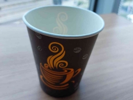 gambar cangkir kopi diatas meja (sumber: dok. pribadi)