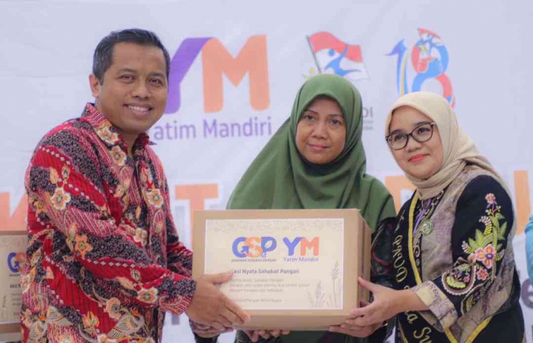 Doc Yatim Mandiri : Simbolis Launching GSP oleh Direktur Layanan dan Dakwah Laznas Yatim Mandiri, Bapak Agus Budiarto (Kiri), kepada Istri Wali Kota Surabaya, Ibu Rini Indriyani Eri Cahyadi (Kanan).