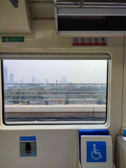 Pemandangan Kota Jakarta dari jendela LRT (dokpri)
