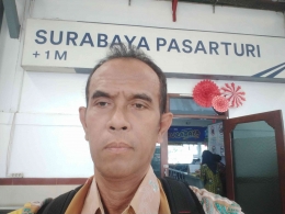 Penulis di Stasiun Pasar Turi Surabaya (foto dokpri)