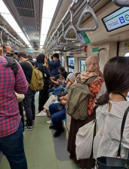 Perjalanan dengan LRT terasa nyaman, termasuk bagi yang tidak kebagian tempat duduk (dokpri)