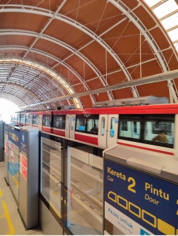 LRT Jabodebek sedang berhenti untuk menurunkan dan menaikkan penumpang di stasiun Ciliwung (dokpri)