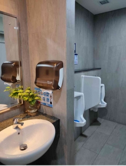 Fasilitas toilet yang ada disetiap stasiun LRT, ada sabun cuci tangan dan tissue (dokpri)