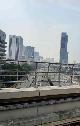 Pemandangan Kota Jakarta dari jalan lengkung yang pernah jadi polemik (dokpri)