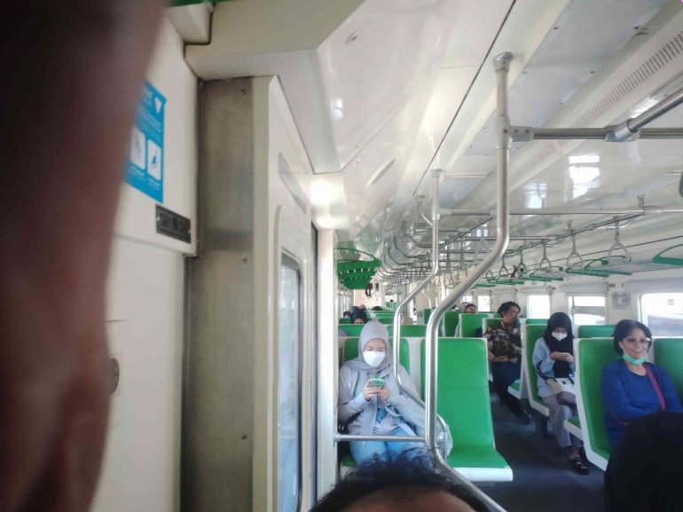 Penumpang KAI Commuter Sindro (foto dokpri)