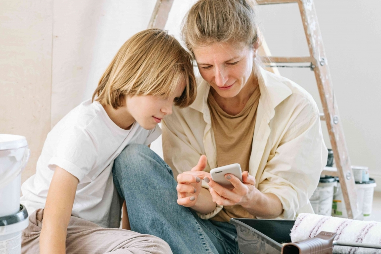 ilustrasi orang tua mengajarkan teknologi kepada anak (Sumber: pexels/ Ivan Samkov)