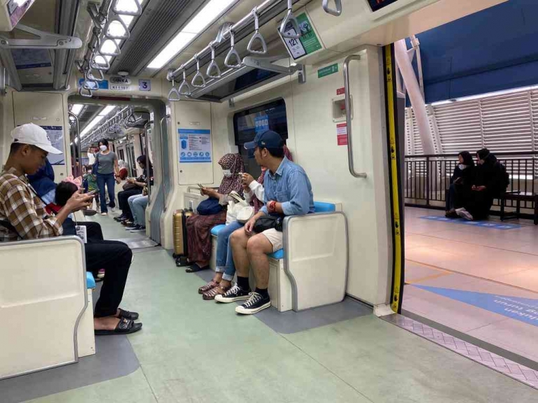 Kebersihan LRT Jabodebek begitu terjaga resik (Foto: Ari Junaedi)