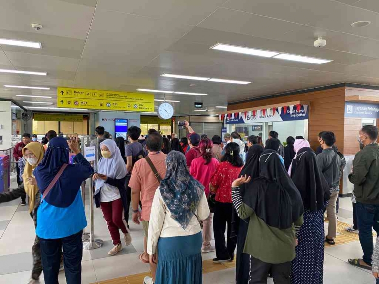 Penumpang LRT antre dengan tertib untuk keluar dari Stasiun Dukuh Atas, Jakarta (Foto: Ari Junaedi)