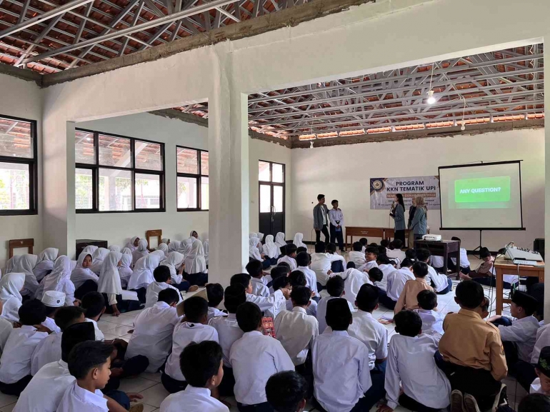 Penyuluhan Greenhouse dan Penyemaian di Aula SMP Negeri 2 Wanayasa, Kabupaten Purwakarta. Foto: Dok. Pribadi.