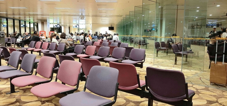 Suasana ruang tunggu bandara Changi yang lengang karena tertinggal penerbangan. Sumber gambar dokumen pribadi.