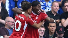 Pemain Nottingham Forest merayakan gol ke gawang Chelsea. (via eurosport.com)