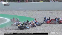 Kecelakaan yang melibatkan 4 pembalap di GP Catalunya. Sumber: @MotoGP
