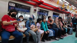 Suasana dalam Gerbong KAI Commuter di Stasiun Tugu Yogyakarta. Foto: MAQHFIROTUL JAZILAH, 2023