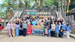 Foto bersama mahasiswa dan dosen Prodi PPKn di objek wisata Lava Tour Merapi, Yogyakarta (Dokpri)
