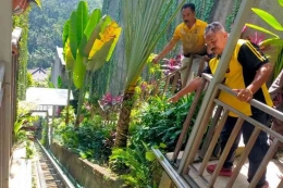 Polisi saat melakukan olah TKP terkait lima orang karyawan di sebuah resort di Giangyar, Bali. (Yohanes Valdi Seriang Ginta)