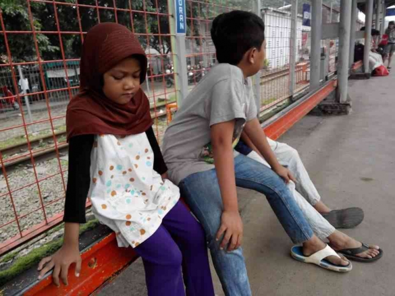 Saya bersama anak-anak sedang menunggu di peron Stasiun Kebayoran, begini kondisi stasiun sebelum direvitalisasi (dokumen pribadi)