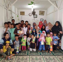 Siti Salamah bersama anak-anak di Lapak Pamulung Jurangmangu Timur. Pic by IG Shety Salamah