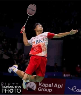 Anthony Sinisuka Ginting sedang Jump Smash (Foto: Badminton Photo / Sinisukanthony / Instagram)