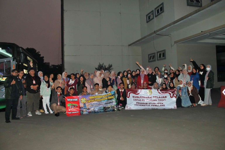 Foto kebersamaan mahasiswa dan dosen Program Studi PPKn Universitas Pamulang sebelum keberangkatan menuju ke Yogyakarta (Dokpri)