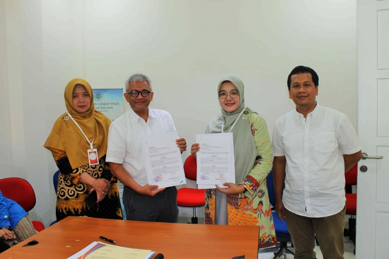Foto pemberian cinderamata Ichwani Siti Utami, S.Pd, M.H sebagai Kaprodi PPKn unpam dan Drs. Agus Wahyudi, M. Si., M.A., Ph.D sebagai kepala PSP UGM (Dokpri)
