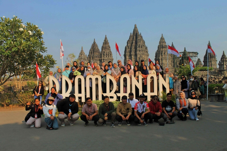 Foto bersama mahasiswa dan dosen Prodi PPKn di objek wisata Candi Prambanan, Yogyakarta (Dokpri)