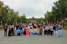Foto bersama mahasiswa dan dosen di objek wisata Candi Borobudur, Magelang (Dokpri)