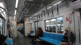 Situasi di dalam gerbong MRT foto: Arai Amelya