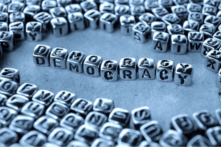 Ilustrasi demokrasi di tangan generasi milenial. (Sumber: SHUTTERSTOCK via kompas.com)