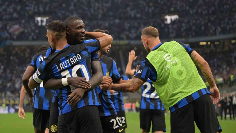 Pemain Inter Milan merayakan gol ke gawang Fiorentina. (via espn.com)