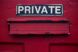 Privasi orang lain (Photo by Dayne Topkin on Unsplash)