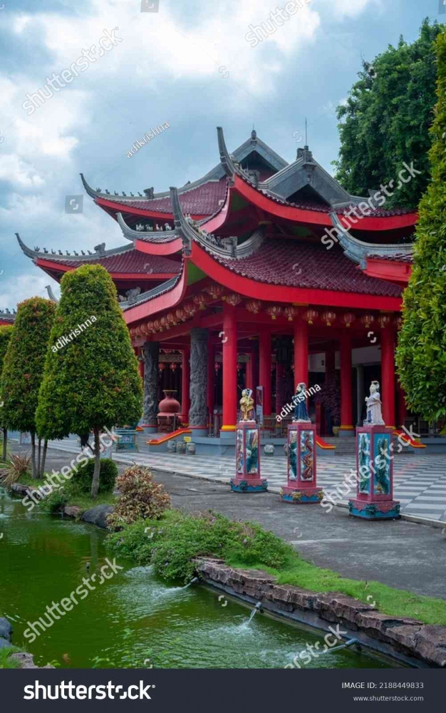 Drainase dari areal kelenteng ke parit dalam (Foto by Adikrishna, shutterstock)