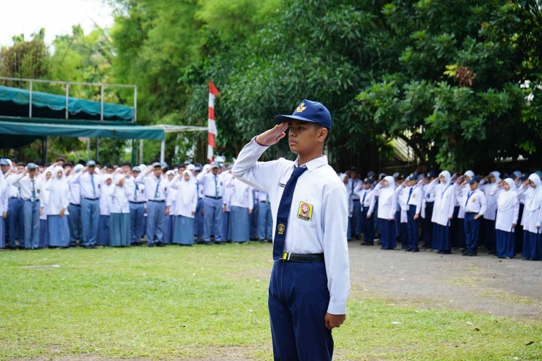 Pelaksanan Upacara Bendera di SMP Shafiyyatul Amaliyyah Medan (dokumen pribadi)