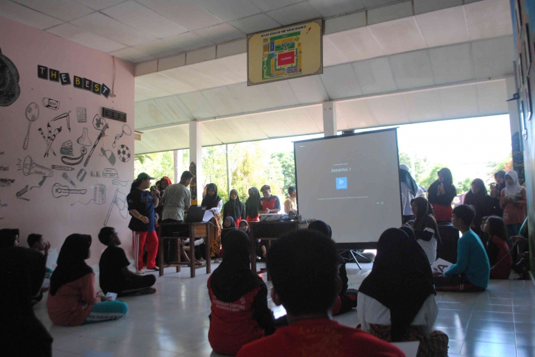 Foro ketika siswa-siswi mengikuti perlombaan kuis rangking 1 di lobby sekolah SMP Indah Makmur. Sumber : SMP Indah Makmur. 