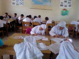 (https://oriza8.wordpress.com/2013/06/28/alasan-pendidikan-di-indonesia-sulit-berkembang)
