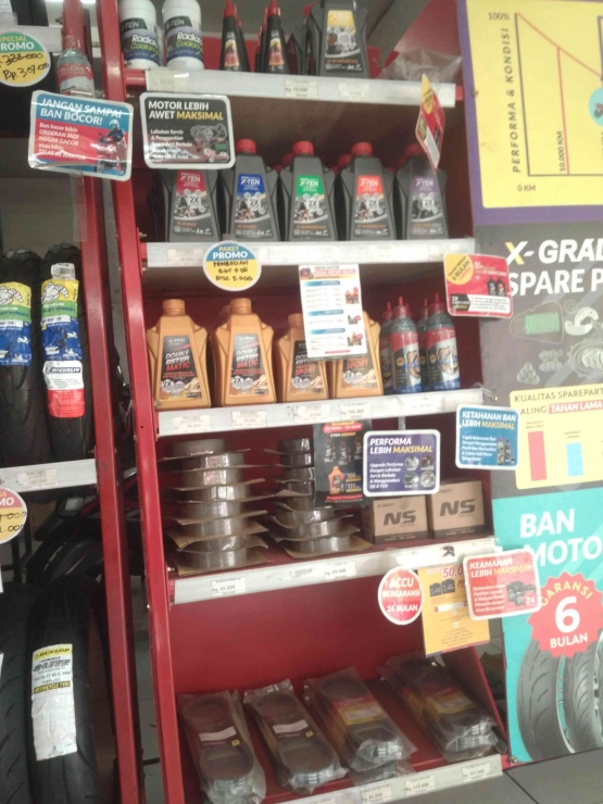 Rak spareparts dan oli yang dipajang di Planet Ban | Sumber: Dok. Pribadi