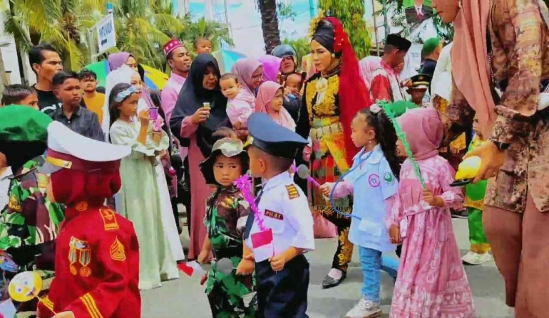 Dok. Terlihat anak-anak Pidie antusias mengikuti kegiatan Pawai Budaya menggunakan berbagai macam pakaian mulai dari tradisional sampai kontemporer