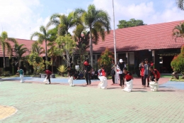 Foto ketika siswa-siswi mengikuti perlombaan balap karung di lapangan basket SMP Indah Makmur. Sumber : SMP Indah Makmur. 