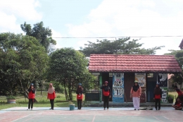 Foto ketika siswa-siswi mengikuti perlombaan canting merdeka di lapangan volly SMP Indah Makmur. Sumber : SMP Indah Makmur. 