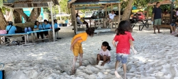 (Sumber pribadi) Gambar 9. Kebahagiaan anak-anak bermain pasir putih yang lembut. 