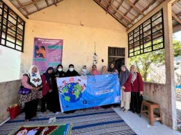 Foto bersama kader posyandu Desa Raden (Dokumentasi pribadi)