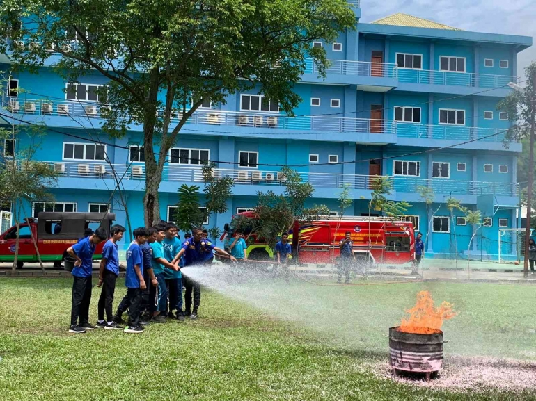 Praktek siswa SMP Shafiyyatul Amaliyyah dalam pemadaman api (Dokumen Pribadi)