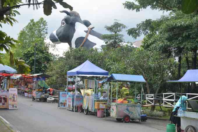 Stand-stand makanan di sekitar Alun-alun Kidul Boyolali. Sumber: Google (Ressa Teja Arivianto)