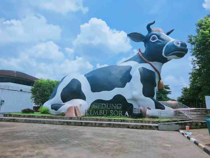 Lembu Sora, patung sapi raksasa di alun-alun kidul Boyolali. Sumber: Google (Dina Tiara)
