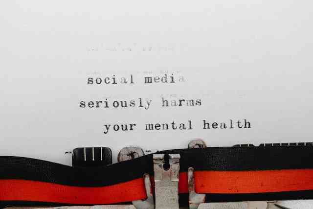 Ilustrasi Sosial Media Dapat Mengganggu Kesehatan Mental (Sumber: Photo by Karolina Grabowska; pexels.com)