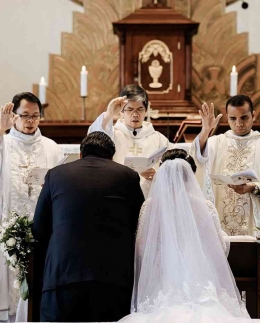 Ilustrasi perkawinan katolik (sumber: www.bukuliturgiperkawinan.com)
