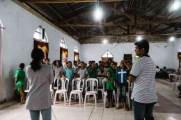 Kak Tata bersama Tenggara Youth Community memberikan edukasi konteks lokal pada remaja (dok: pemilu.Kompas.com)