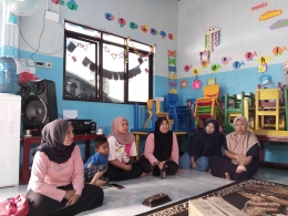 Diskusi Bersama Ibu-Ibu RW 10 Desa Rancabungur (Sumber : Dokumentasi oleh Tim PPKO Himasilkan)