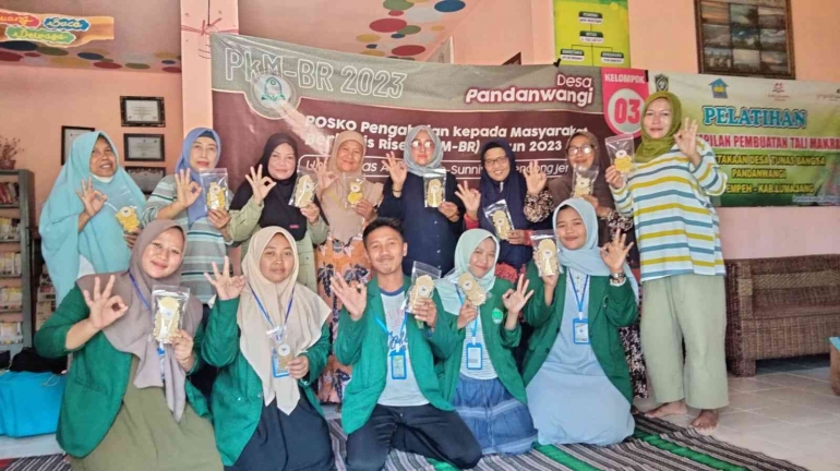 Inovasi mahasiswa PkM-BR Universitas Al-Falah As-Sunniyyah bersama ibu kepengurusan perpustakaan desa Pandanwangi Mahasiswa Program Kreativitas Mahasi - Dok. pribadi