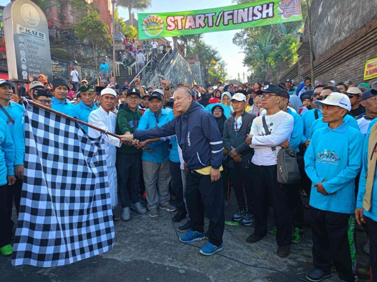 Kepala Kankemenag Kabupaten Lumajang memberangkatkan acara jalan sehat (Hamim Thohari Majdi)