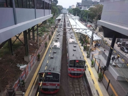 Dua Commuter Line tujuan Cikarang dan Kampung Bandan bersanding di Stasiun Sudirman. (Foto: Dokumentasi Pribadi)